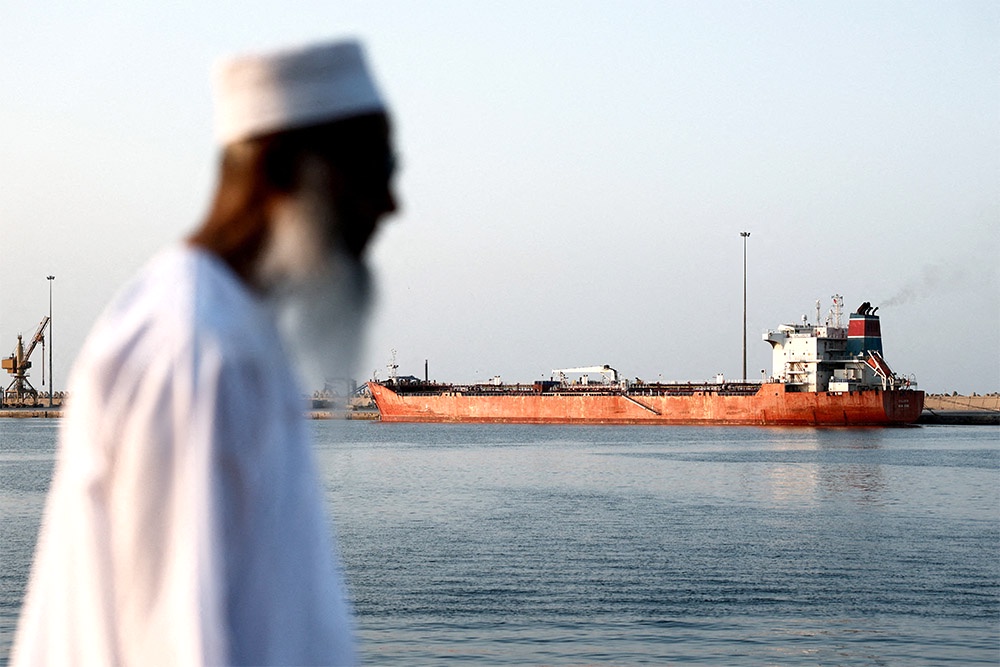 Танкер Callisto коротает время в оманском порту Султан-Кабос. Проход через Ормузский пролив для него закрыт. Танкер Callisto коротает время в оманском порту Султан-Кабос. Проход через Ормузский пролив для него закрыт.