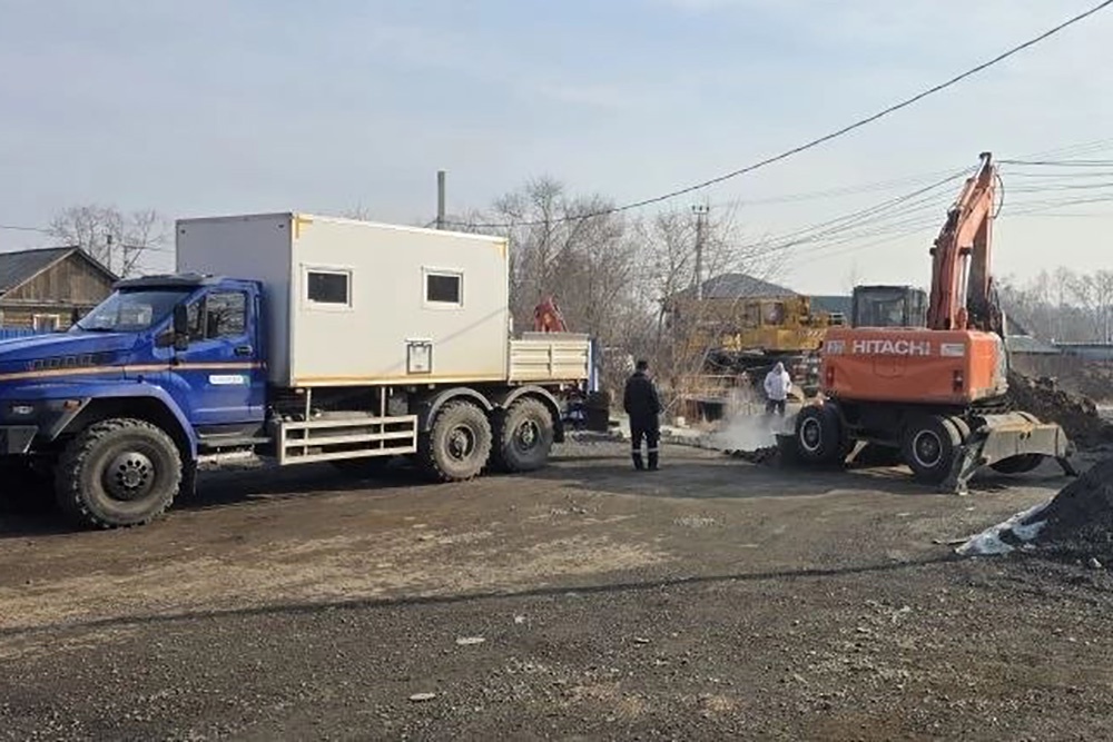 На месте порыва работают восемь единиц техники. На месте порыва работают восемь единиц техники.