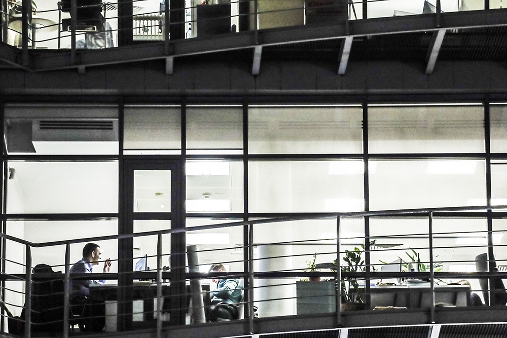 В офисе сегодня нужны не только столы и компьютеры, но и помещения для встреч, переговоров.