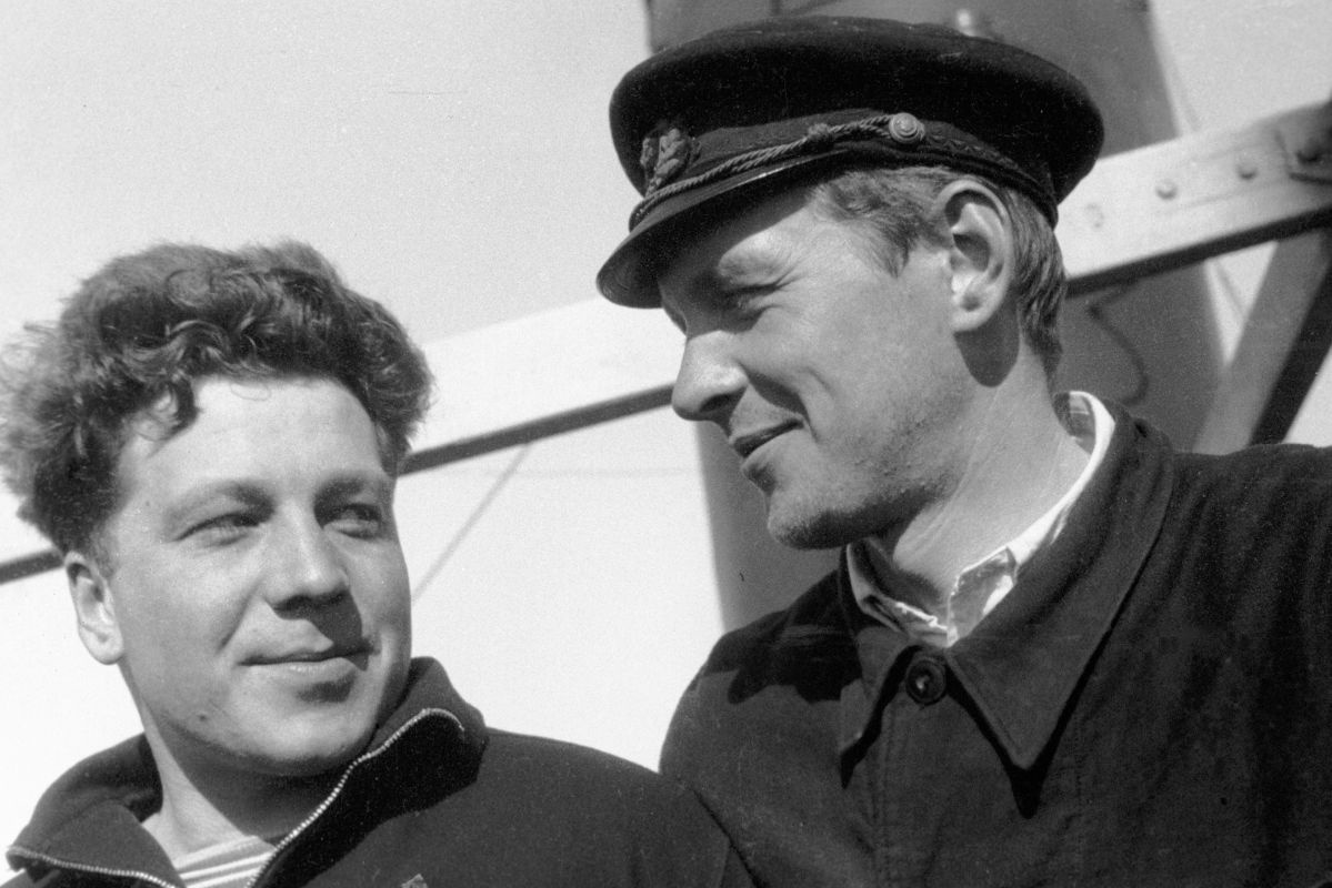 Слева Анатолий Васильевич Ляпидевский (1908-1983).
