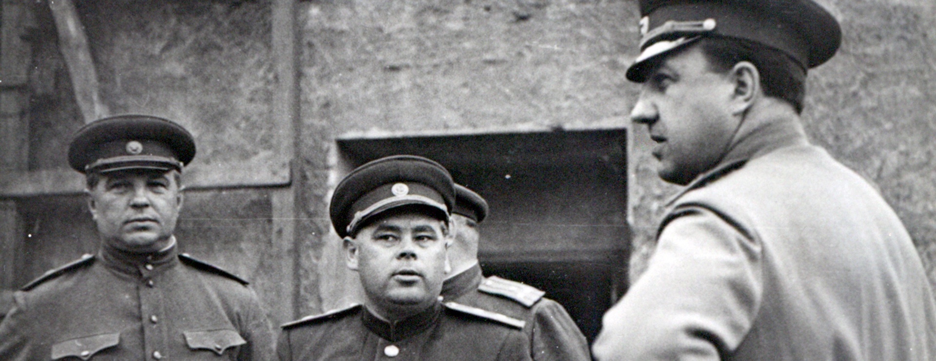 Генерал-лейтенант  Вадис  А.А.  докладывает  комиссару  госбезопасности 2-го ранга Абакумову В.С. об обстоятельствах обнаружения останков Гитлера, Геббельса и членов их семей. Слева от А.А. Вадиса его заместитель генерал-майор Мельников Г.А., г. Берлин, 1945 г.