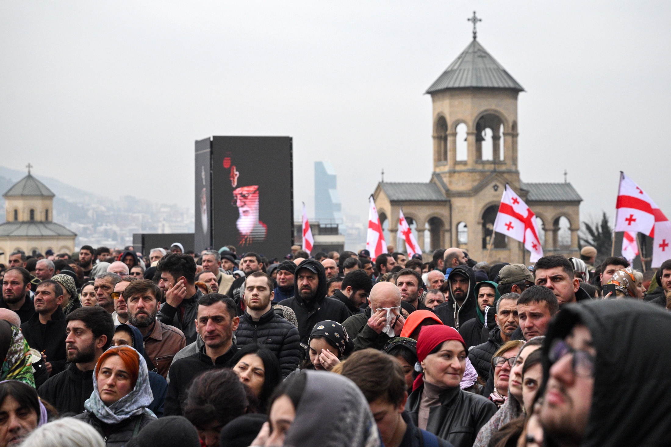 Сотни тысяч верующих хлынули
в кафедральный собор Тбилиси,
чтобы попрощаться с патриархом.