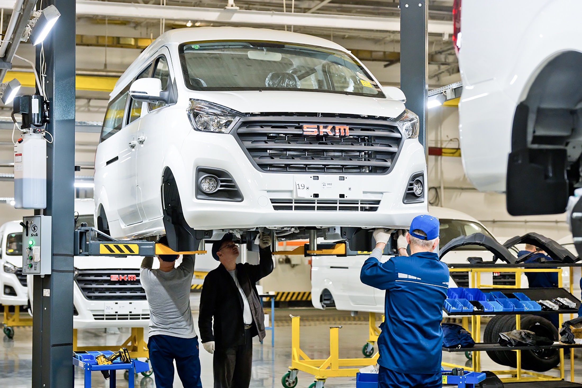 Уже в базовой комплектации SKM М7 оснащаются кондиционером и подушками безопасности.