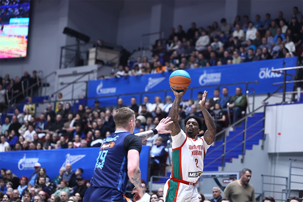 Американский "железнодорожник" Патрик Миллер (справа) в матче с "Зенитом" набрал 15 очков. Американский "железнодорожник" Патрик Миллер (справа) в матче с "Зенитом" набрал 15 очков.