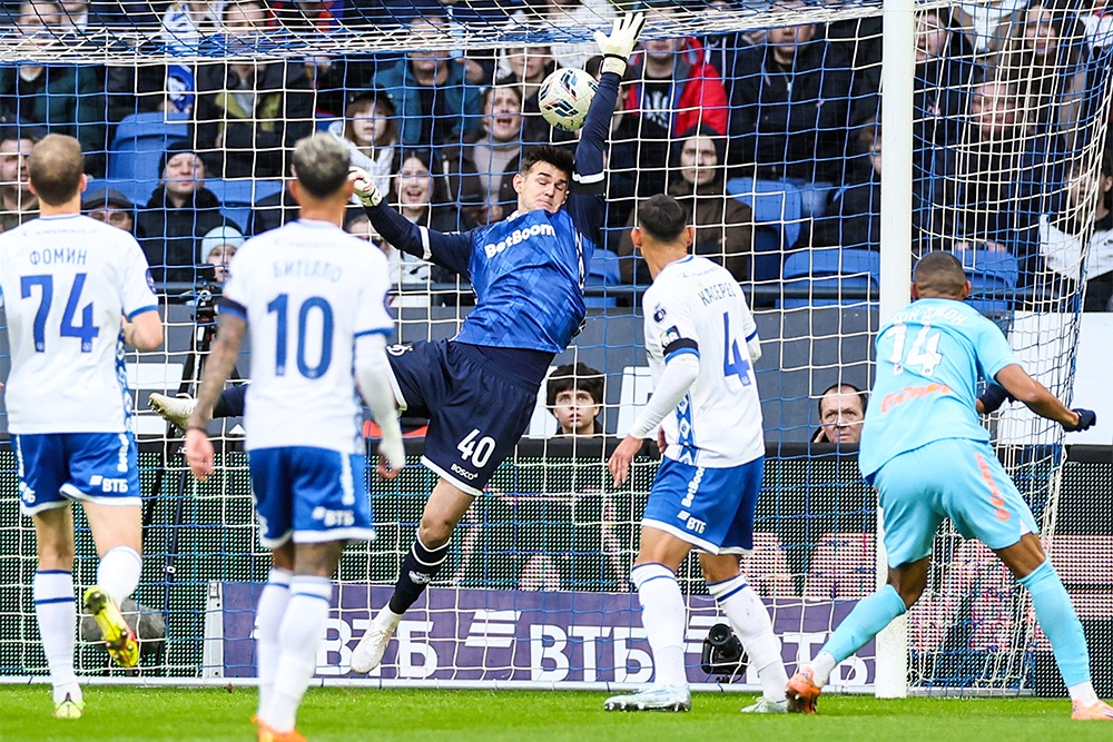 Первый мяч в игре эффектным ударом головой забил зенитовский бразилец Джон Джон. Первый мяч в игре эффектным ударом головой забил зенитовский бразилец Джон Джон.