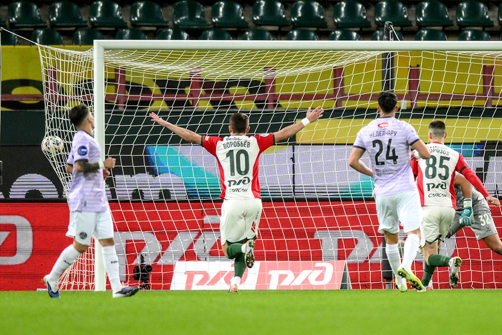 "Локомотив" прервал серию из трех встреч без побед, разгромив дома тольяттинский "Акрон" со счетом 5:1.