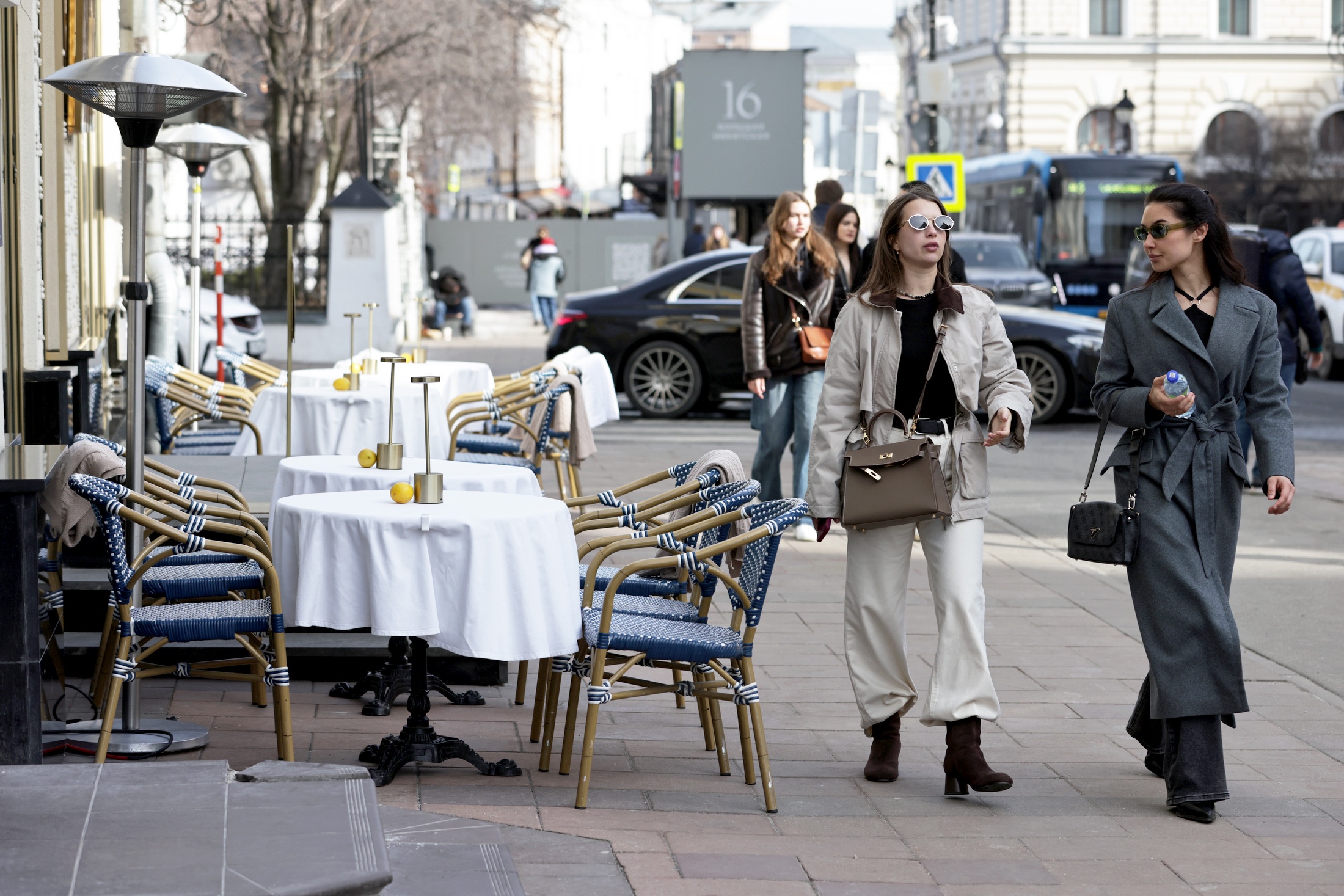 Москвичи еще ходят в пальто и куртках, но столики на улицах уже ждут гостей. 