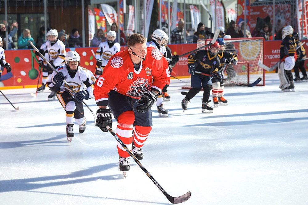 После матча двукратный обладатель Кубка Гагарина хоккеист Сергей Соин провел мастер-класс для детей.