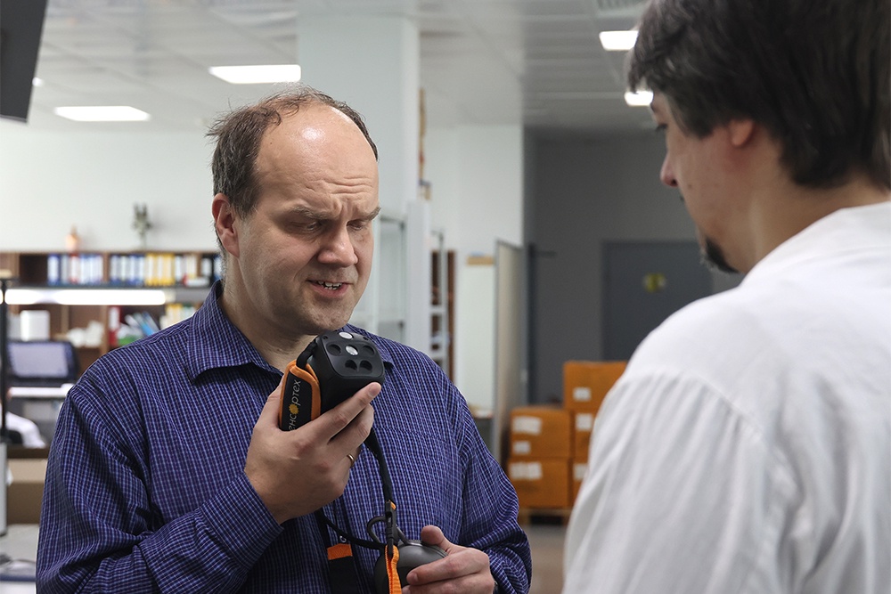 После того как корреспондента "РГ" сфотографировали на устройство, "Робин" начал безошибочно узнавать его.