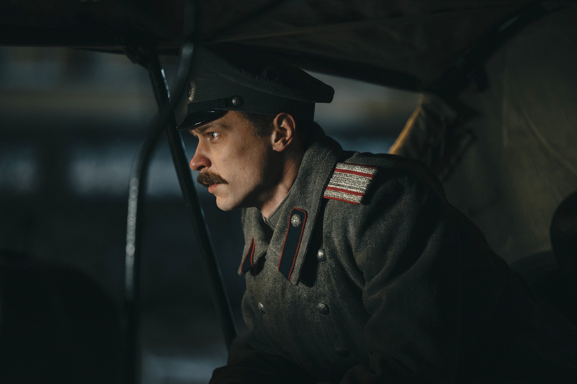 Юра Борисов в роли офицера царской охранки Михаила Прохорова. Юра Борисов в роли офицера царской охранки Михаила Прохорова.