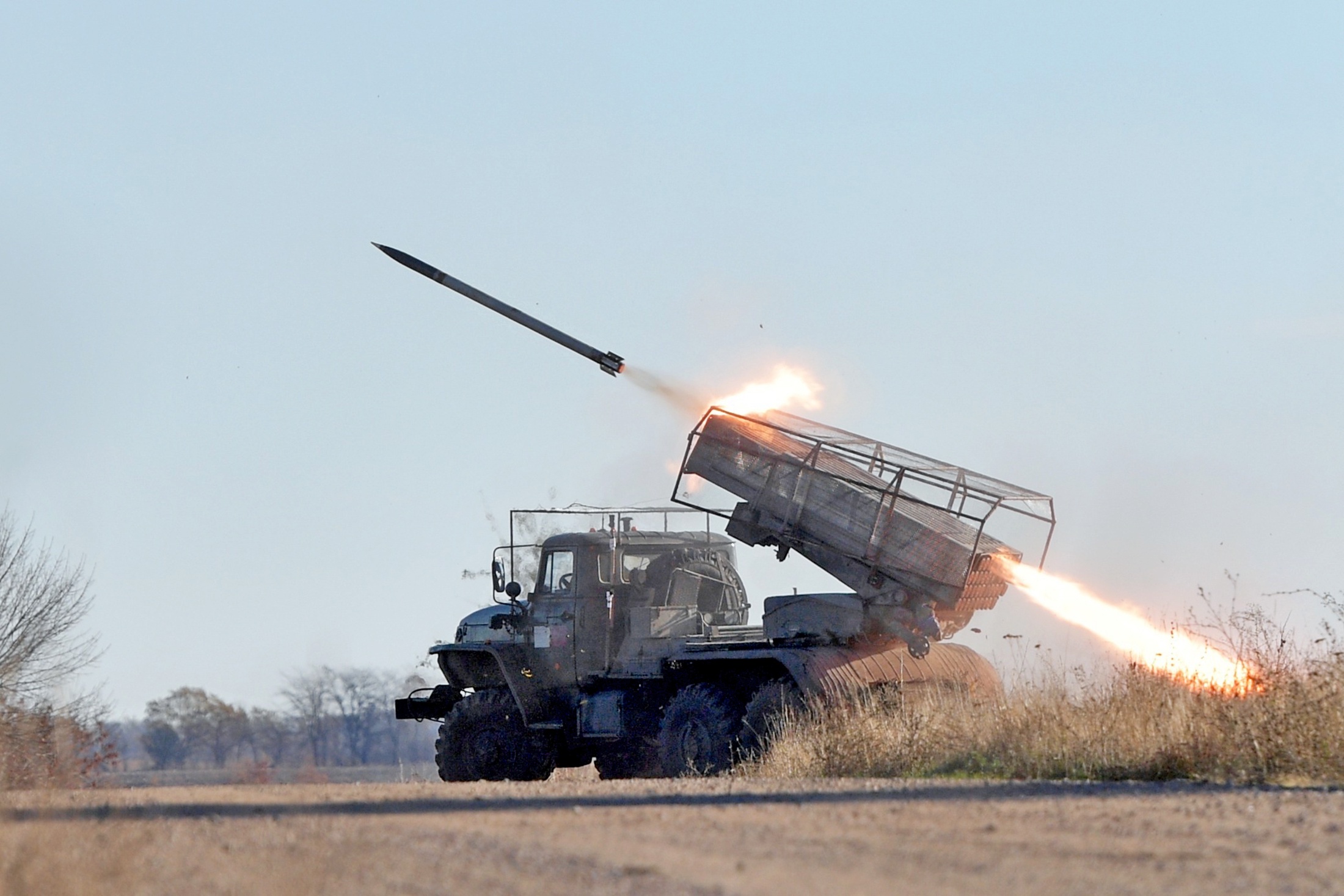 Расчеты реактивных систем залпового огня БМ-21 "Град" работают на всех направлениях спецоперации. Одним залпом "Град" накрывает площадь размером в несколько футбольных полей. 