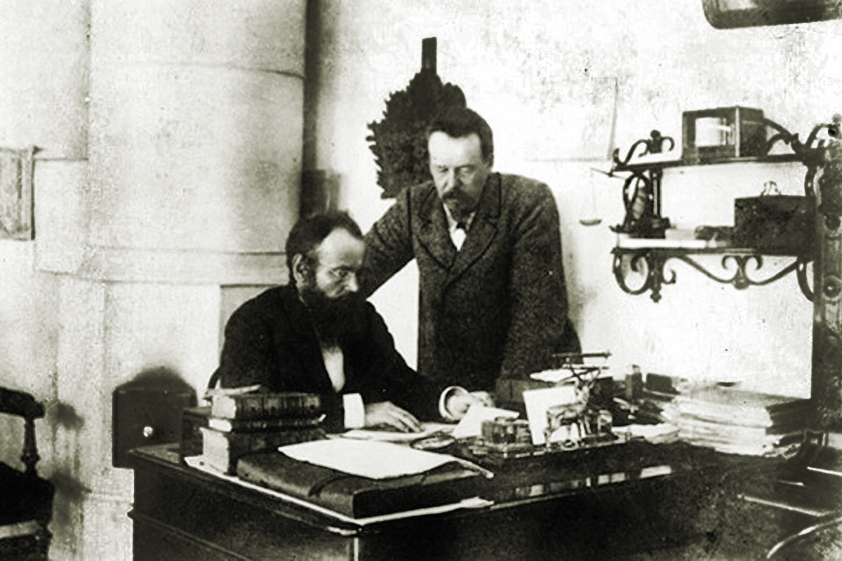 Александр Попов и его коллега Евгений Коринфский. 1900 Александр Попов и его коллега Евгений Коринфский. 1900