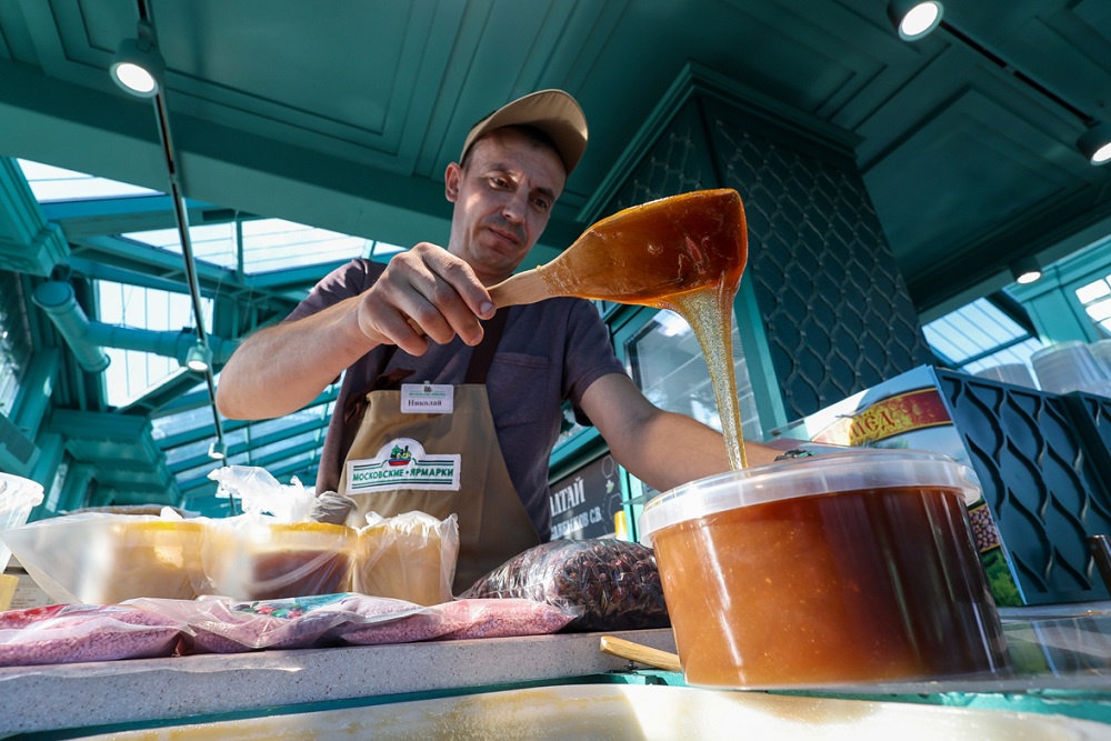 Вне торговых сетей каждый пасечник устанавливает свою цену за мед.