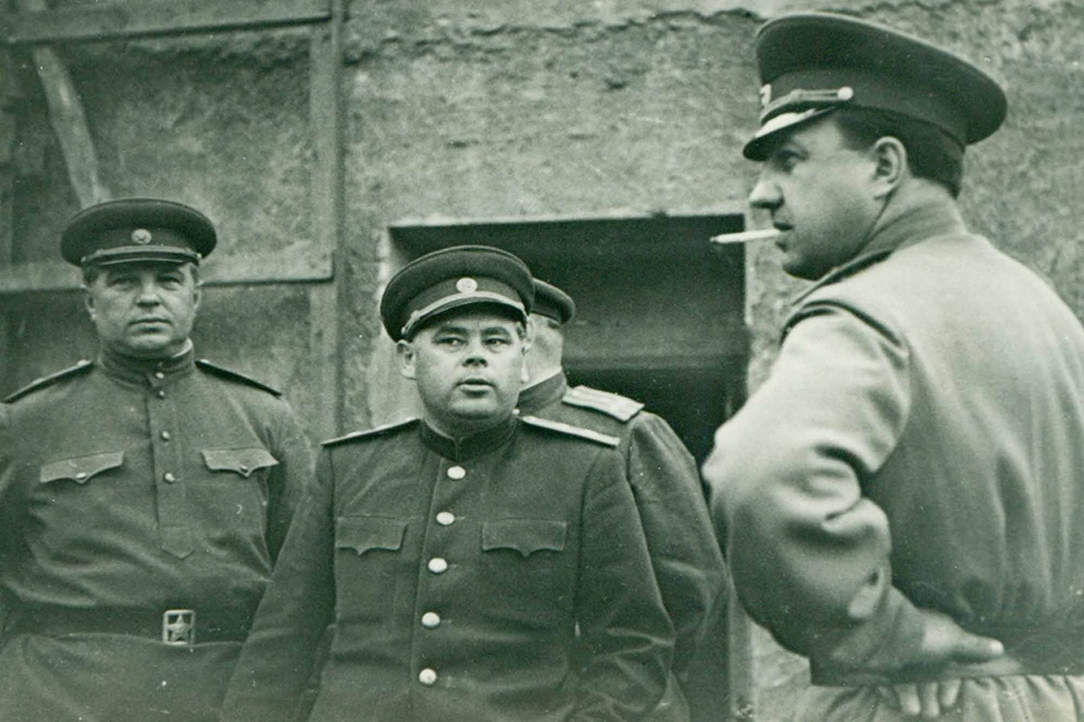 Генерал-лейтенант Александр Вадис (в центре) докладывает комиссару госбезопасности 2-го ранга Виктору Абакумову (справа) об обстоятельствах обнаружения останков Гитлера, Геббельса и членов их семей. Берлин. 1945 год.