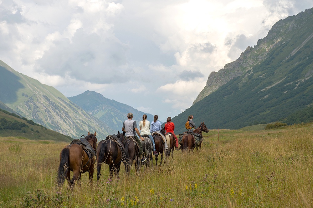 Конная прогулка в Кавказском государственном природном биосферном заповеднике им. Х. Г. Шапошникова (Краснодарский край, Адыгея, КЧР). Для посещения обязателен пропуск.