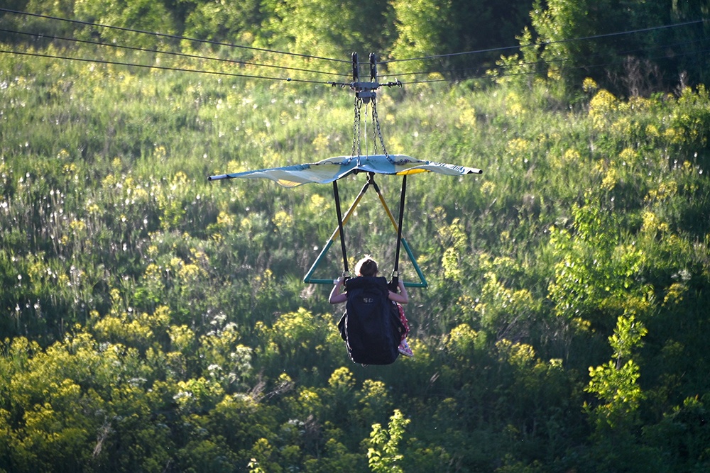 Турист катается на аттракционе "Дельтаплан" в Белокурихе Алтайского края.
