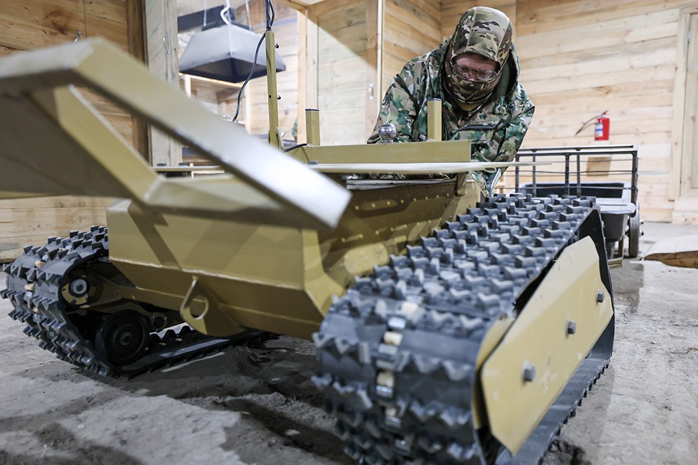 Основная рабочая лошадка - наземные роботы "Депеша-3". Операторы хвалят их за проходимость и живучесть.