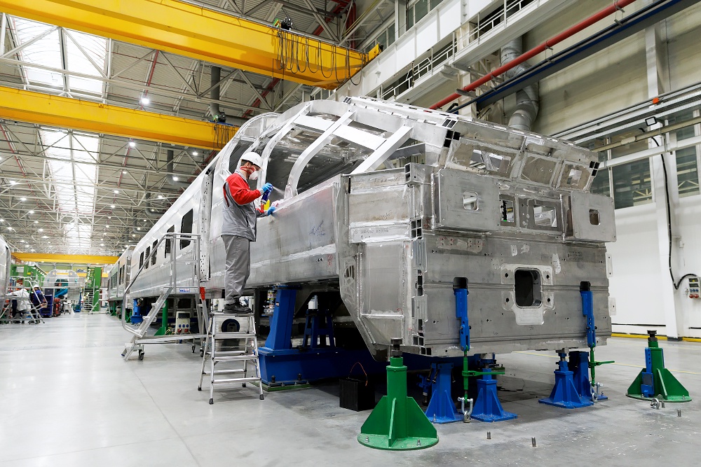 Специалисты "Уральских локомотивов" уже готовятся к покраске собранных вагонов.