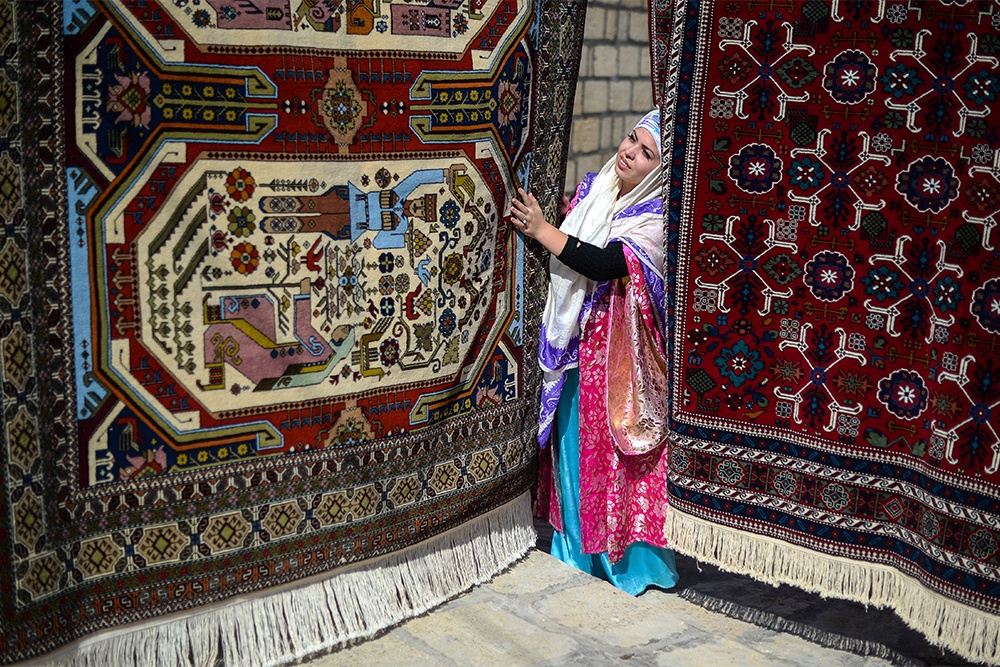 Узоры дагестанских ковров содержат свои уникальные смыслы. Мастера используют их не только для красоты, но еще и для того, чтобы передать тайные послания и сюжеты.