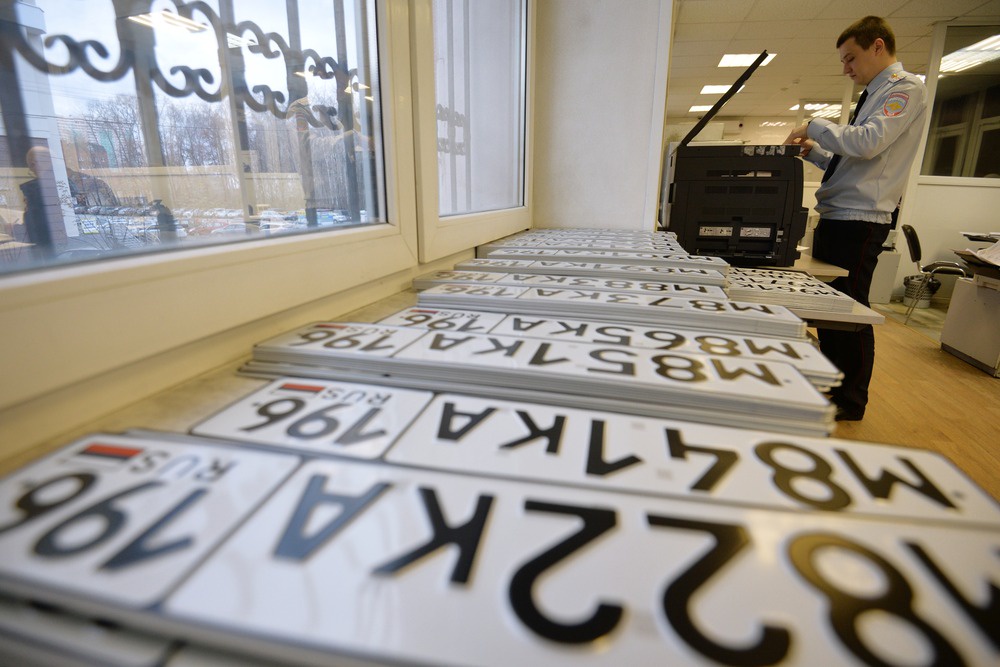 Регистрационные номера авто пока выдаются в системном порядке. Но все может измениться.