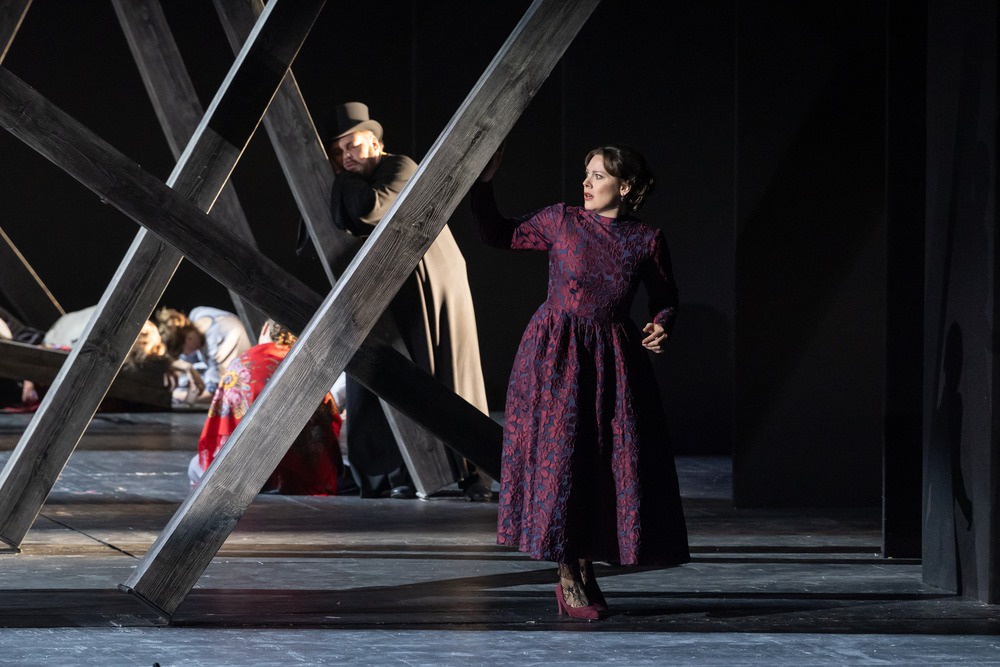 Для Елены Гусевой (Катерина Измайлова) этот спектакль - дебют в сложнейшей партии, который она выдержала выше всяких похвал.