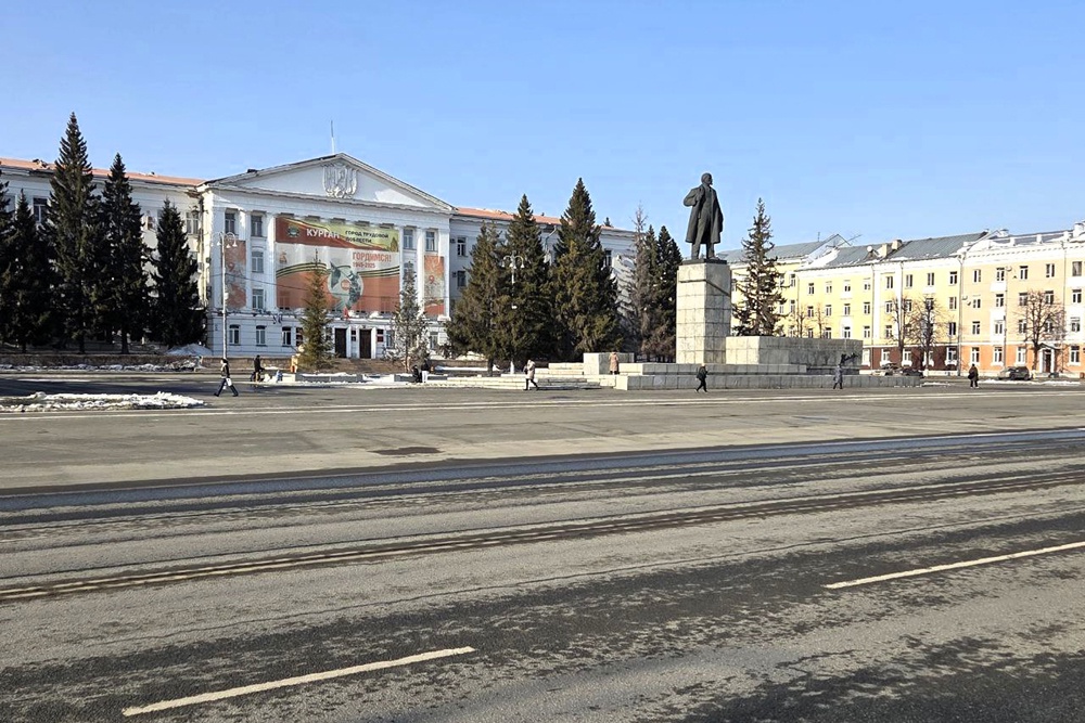 Площадь спроектировали в начале 1950-х годов ленинградские архитекторы.