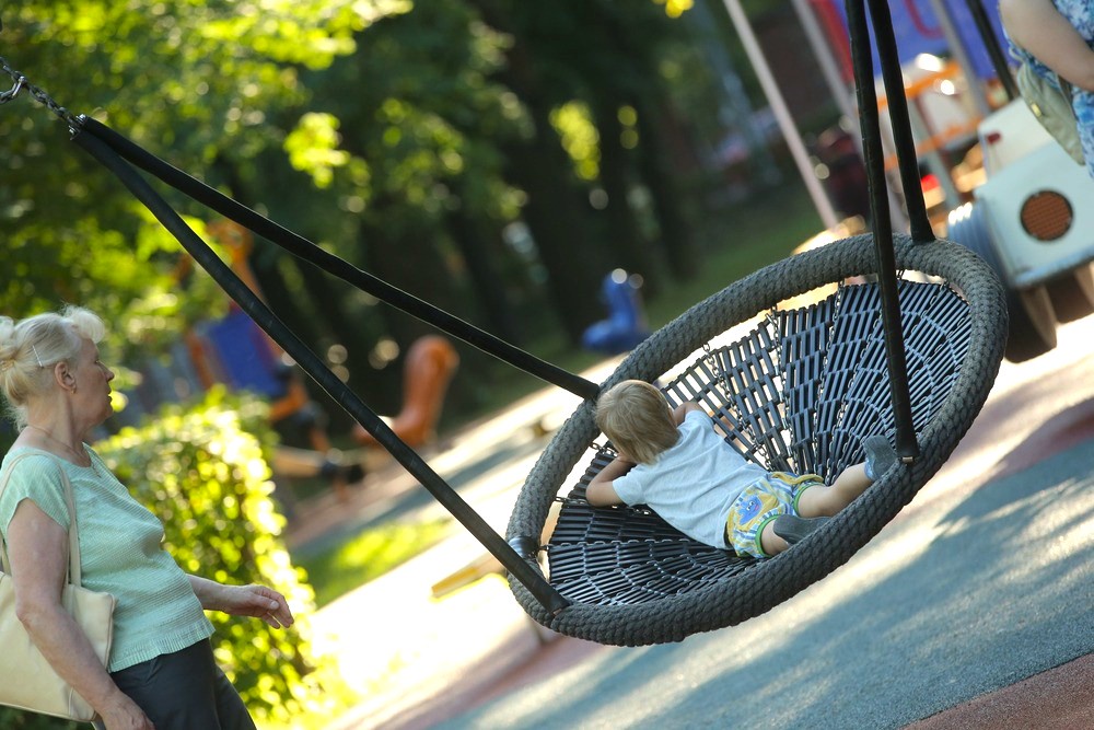 Участвуя в воспитании внуков, бабушки чувствуют себя нужными и сохраняют жизненный тонус.