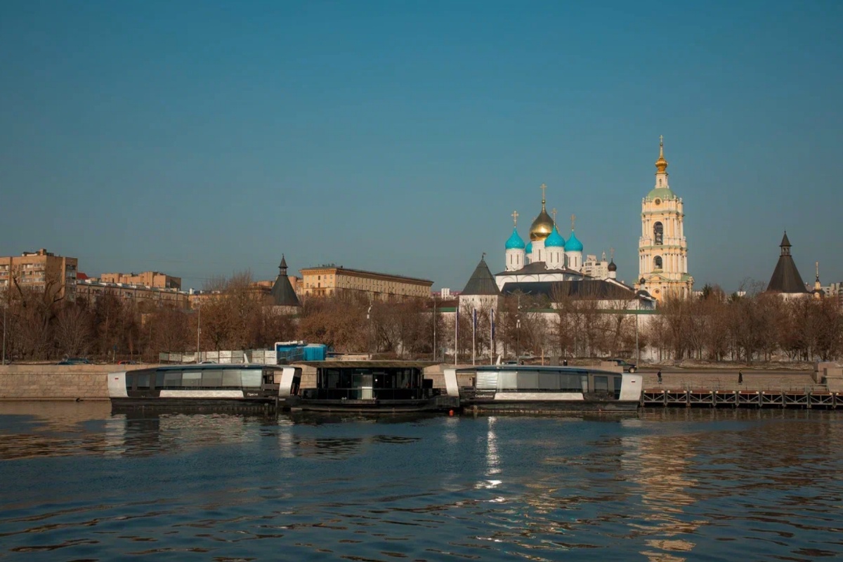 Электросуда у причала возле Новоспасского монастыря.