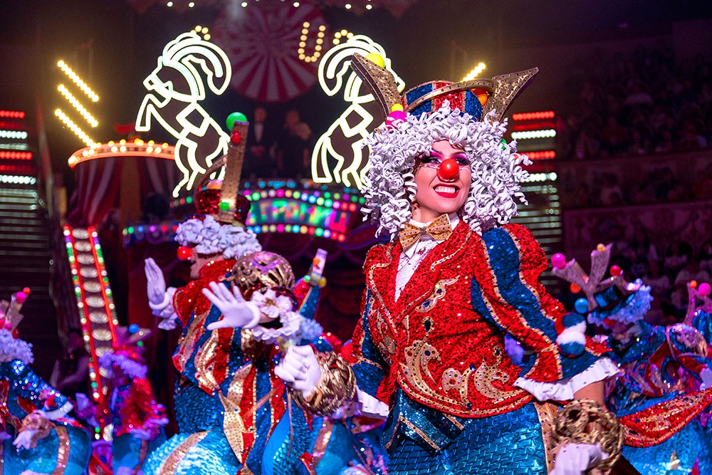 Каждое цирковое представление - это яркие краски, музыка, уникальные трюки и радость зрителей.