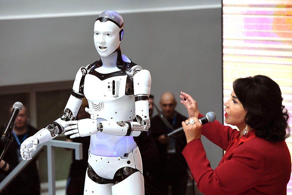 Надежда Бабкина спела дуэтом с роботом Арчи на Форуме объединенных культур в 2024 году.