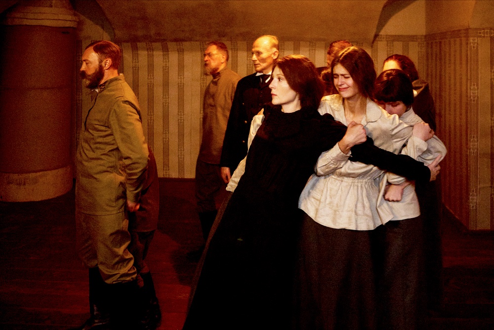 Сериал "Романовы: Преданность и предательство" - о судьбе последнего русского императора. 