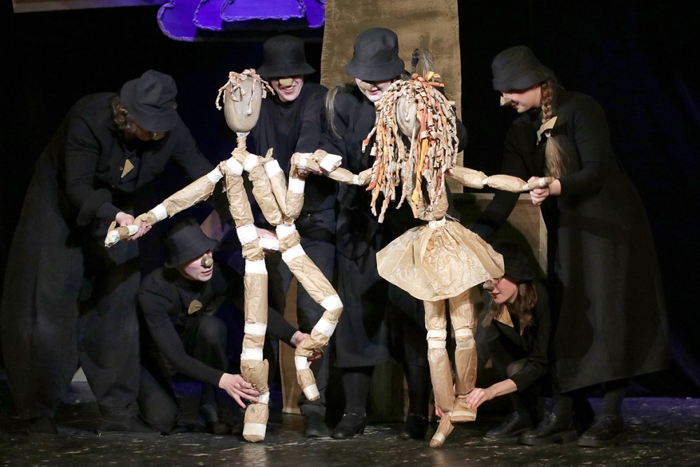 Ярославцы представили спектакль "Буммагия" - лирическую комедию, сделанную в жаре клоунады.