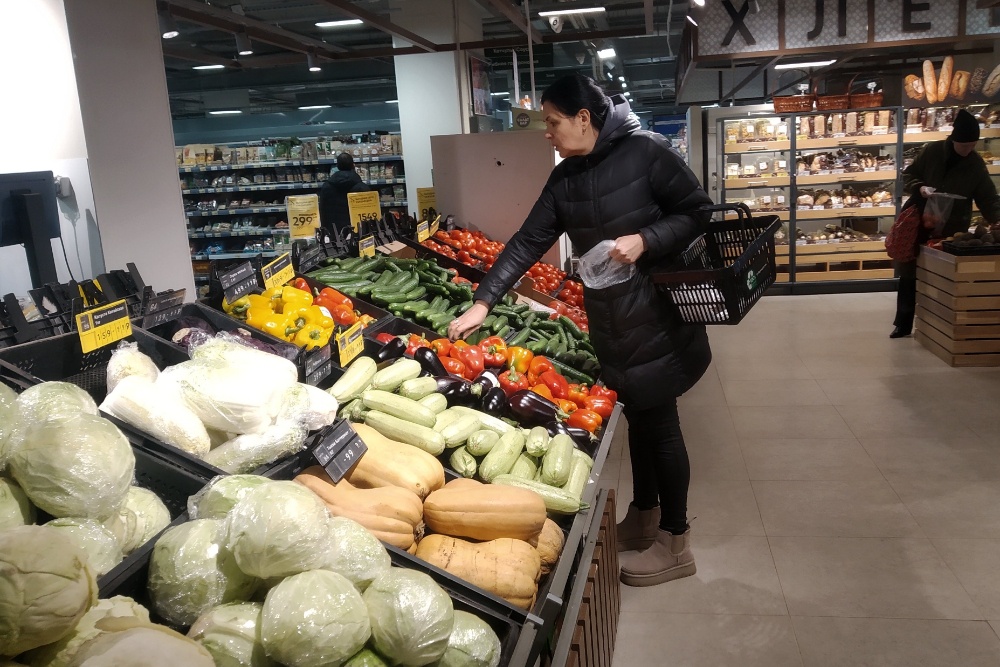 Свежие импортные овощи в магазинах уже заметно подорожали. 