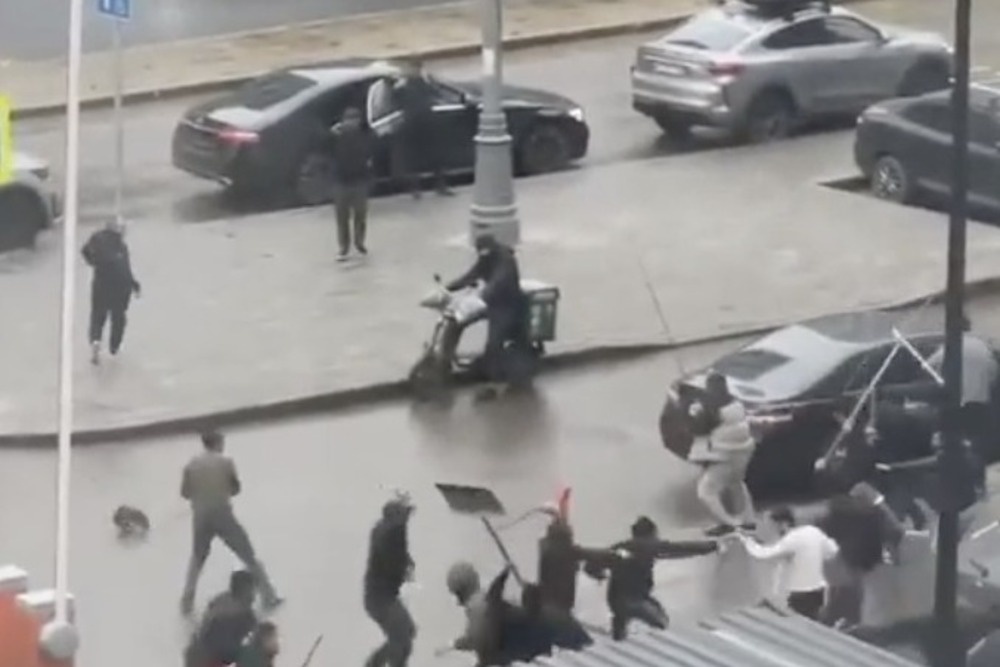 Для некоторых приезжих драки - способ разобраться между собой, но при случае они готовы наброситься толпой и на местных жителей. Для некоторых приезжих драки - способ разобраться между собой, но при случае они готовы наброситься толпой и на местных жителей.