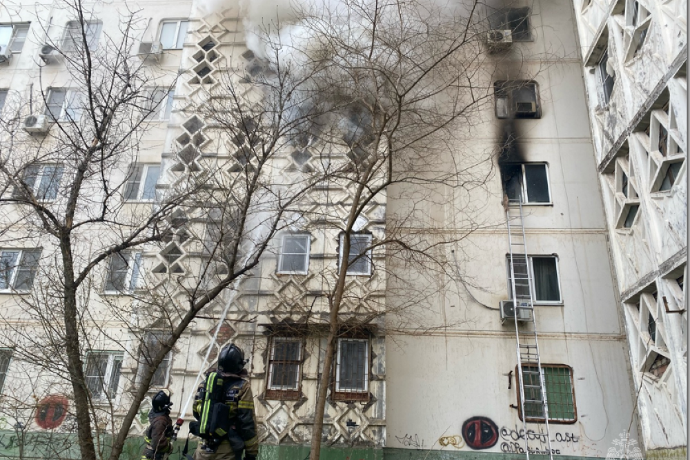 В Астрахани пожарные ликвидируют возгорание в жилой девятиэтажке В Астрахани пожарные ликвидируют возгорание в жилой девятиэтажке