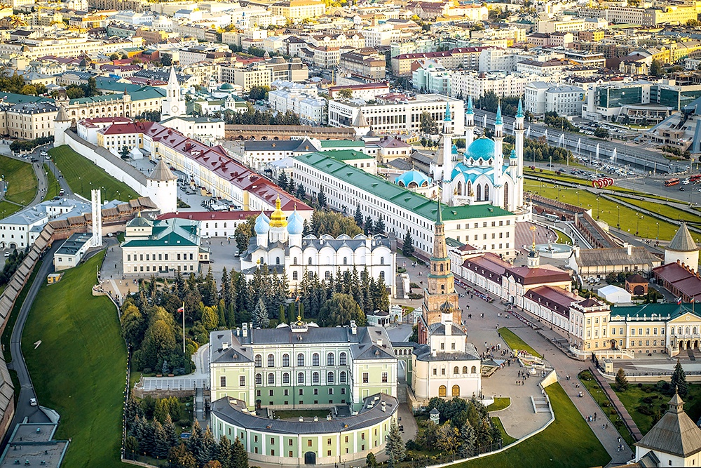 Знакомство с Казанью стоит начать с кремля - это сердце тысячелетнего города.