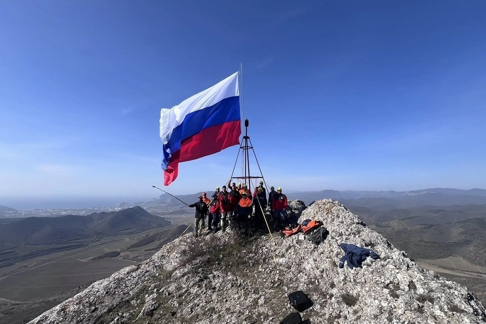 Российский триколор последние 12 лет свободно развивается над Тавридой. 