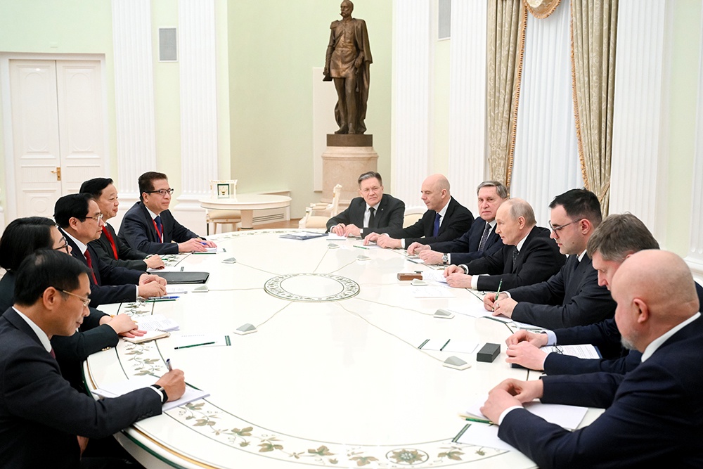 Владимир Путин пообещал воспользоваться приглашением Фам Минь Тиня посетить его страну с визитом.