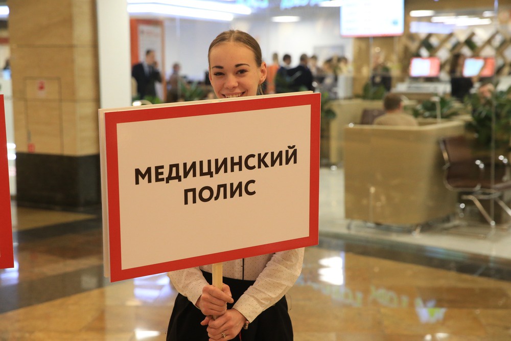 В любой ситуации надо обращаться в свою страховую компанию, туда, где вам выдавали полис ОМС.