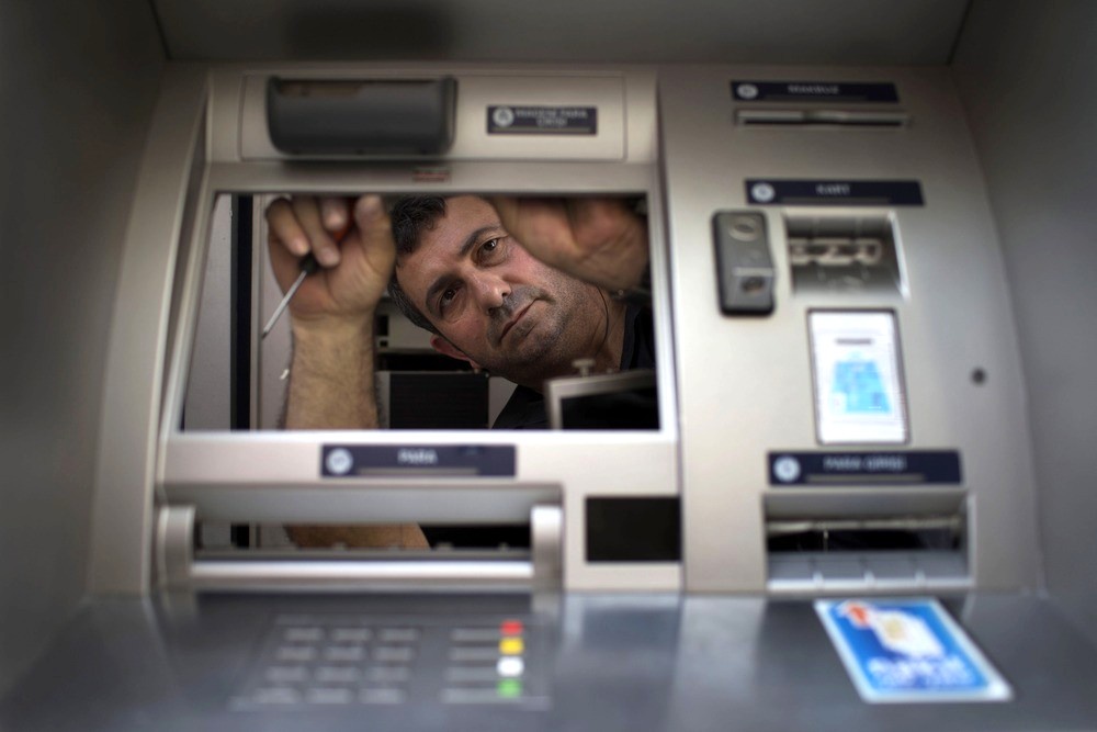 Позиция главы президентства: Все банковские услуги - от запада до востока - нашим гражданам и бизнесу должны предоставляться одинаково профессионально, качественно и удобно. 