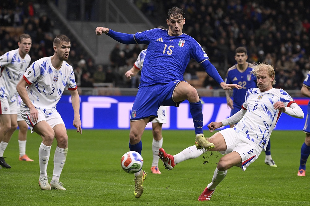 Итальянцы (в темном) не смогли выйти на ЧМ-2026 через основной отбор, уступив первое место в группе норвежцам.