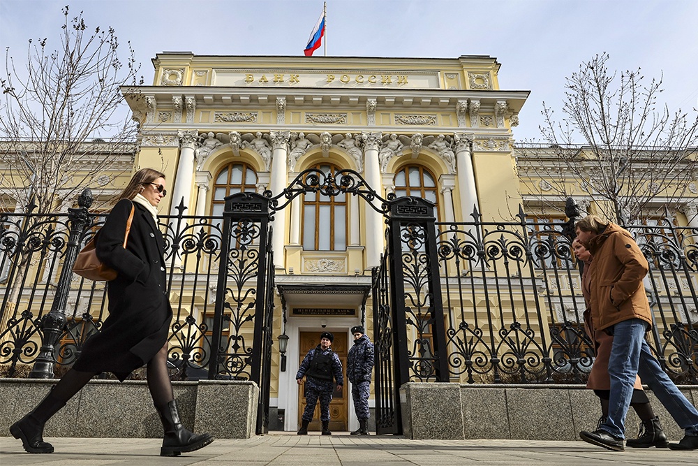 Некоторые банки, возможно, не будут торопиться снижать ставки по вкладам после решения ЦБ.