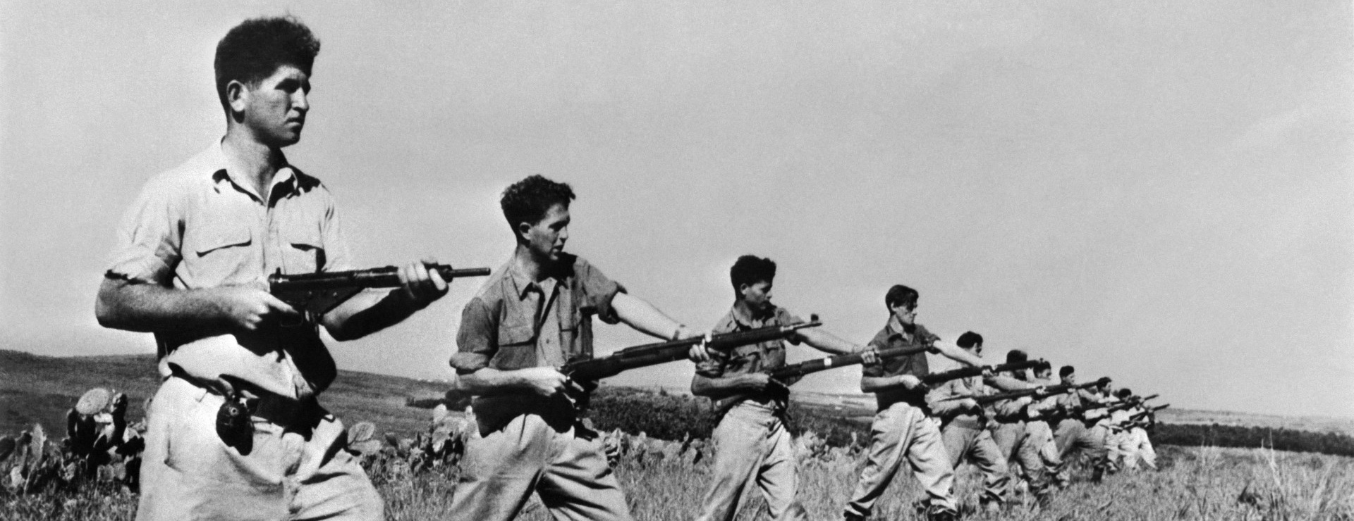 Израильские солдаты во время тренировки в июне 1948 года