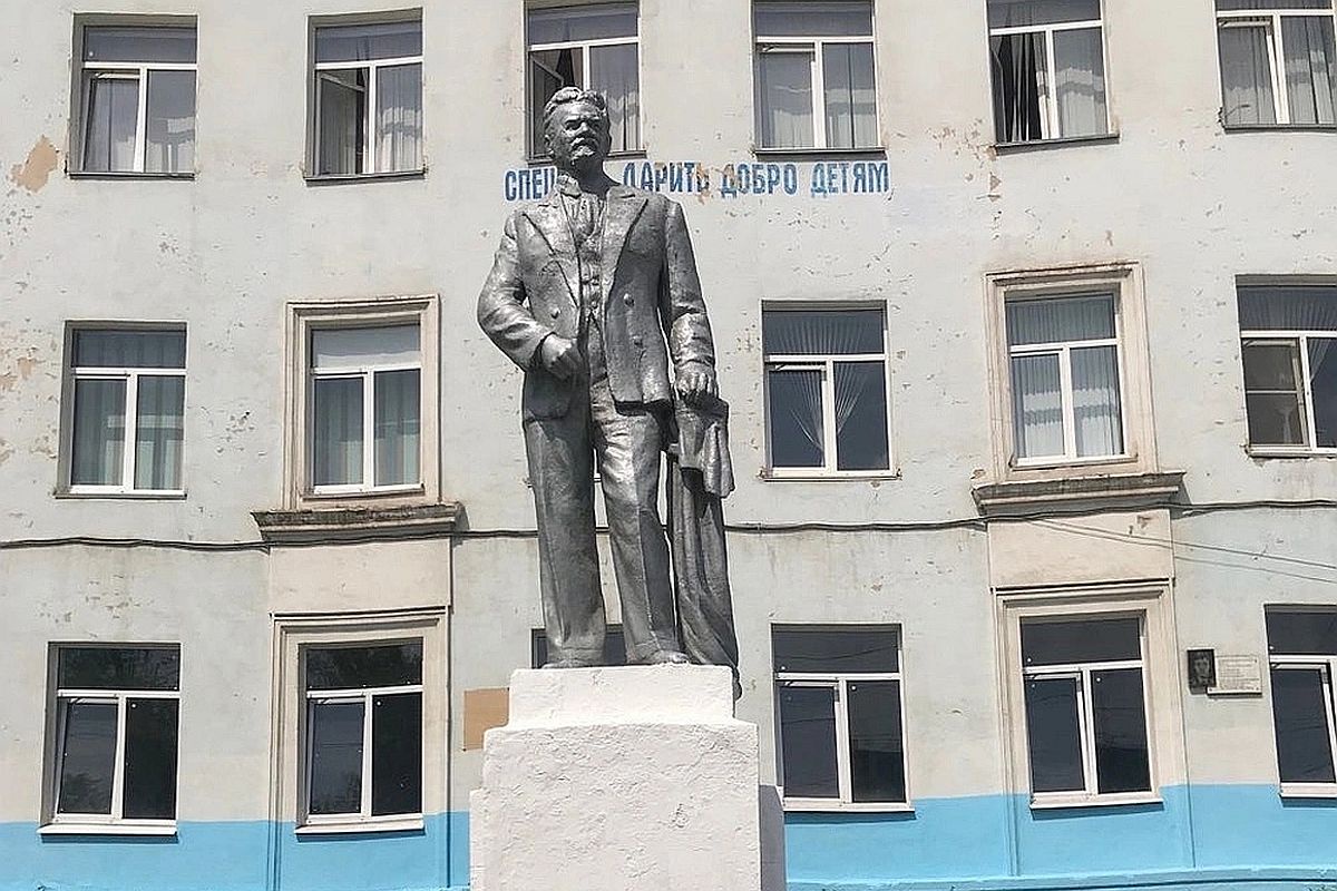 Памятник из армоцемента весь покрыт трещинами, а денег на ремонт у горадминистрации нет.