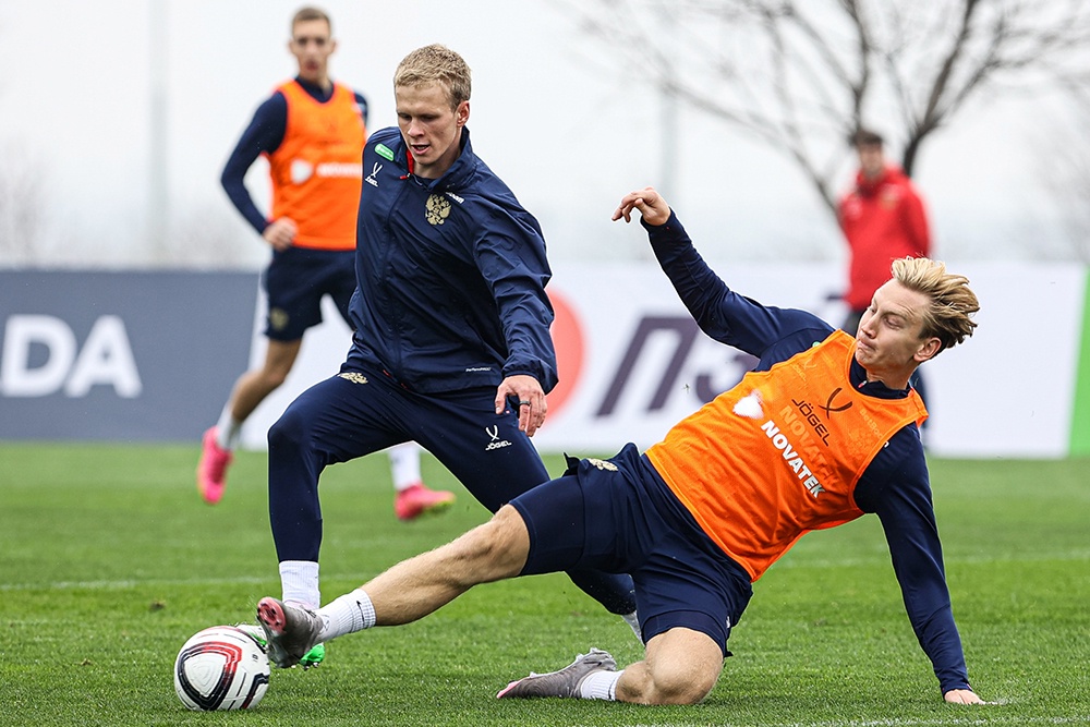 Сборная России с хорошей самоотдачей готовится к матчу с Никарагуа. Соперник, может, не самый сильный, но порадовать своих болельщиков надо. Сборная России с хорошей самоотдачей готовится к матчу с Никарагуа. Соперник, может, не самый сильный, но порадовать своих болельщиков надо.