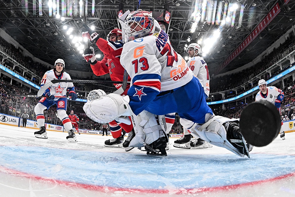Голкипер СКА Артемий Плешков старается держать свою команду в игре, но ЦСКА пока сильнее.