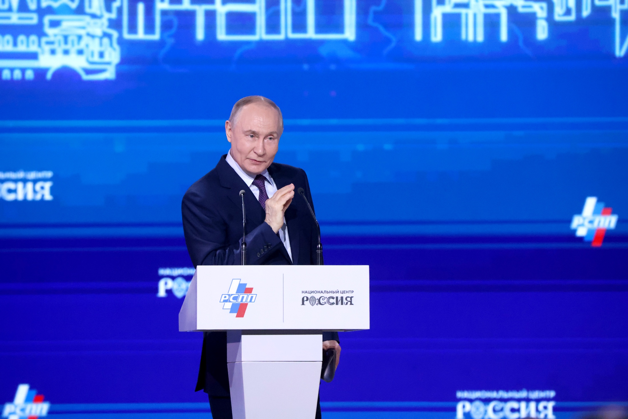 Государство продолжит снижать административные барьеры  для бизнеса, в&nbsp;том числе за счет электронных сервисов, пообещал президент.