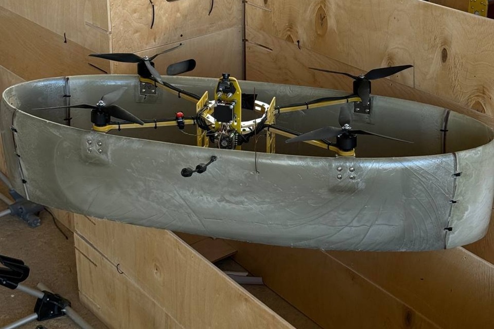 Новый дрон имеет весьма необычный внешний вид. "Тазик" прикрывает его винты от перехвата сбоку.