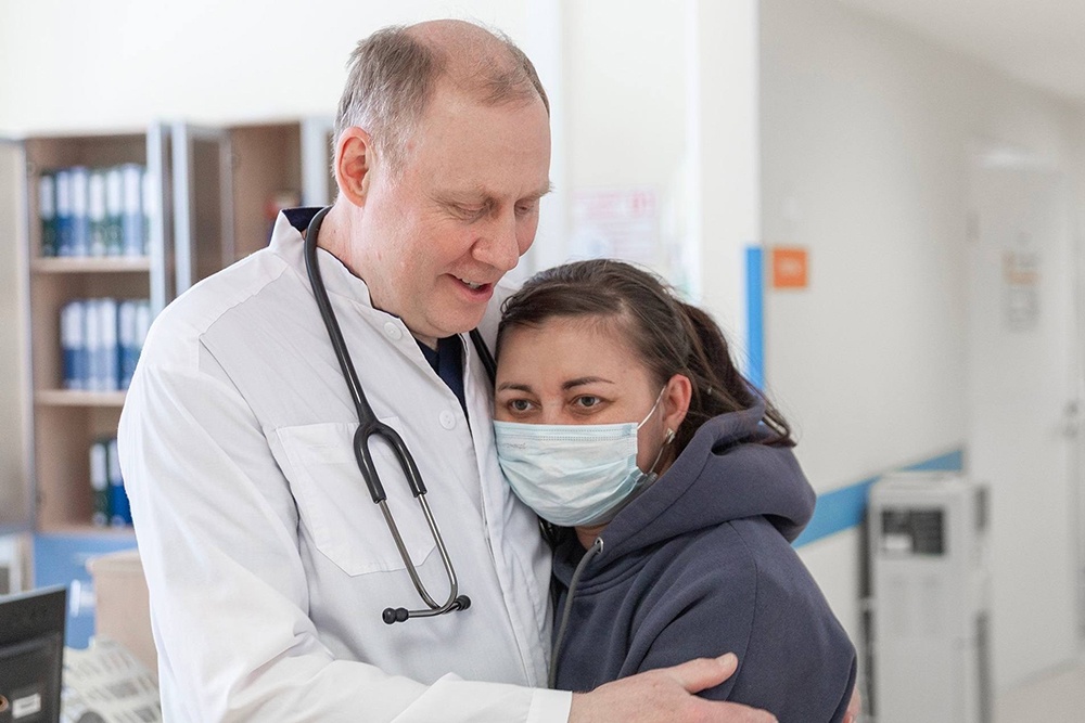 Пациентка с ведущим врачом-кардиологом Дмитрием Дорониным, который участвовал в пересадке сердца.