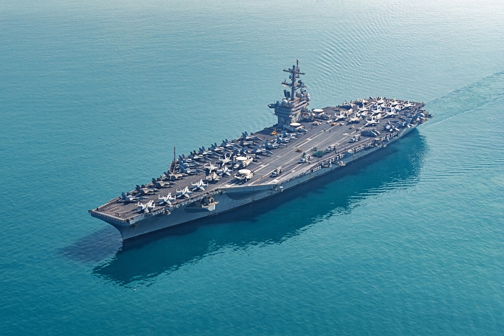 Современный авианосец с 60-90 самолетами на борту способен заменить собой полноценную наземную авиабазу.